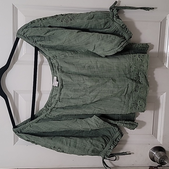 AMERICAN EAGLE OLIVE GREEN EYELET WOMEN'S WIDE NECK PUFF SLEEVE BLOUSE SIZE M - Picture 2 of 9